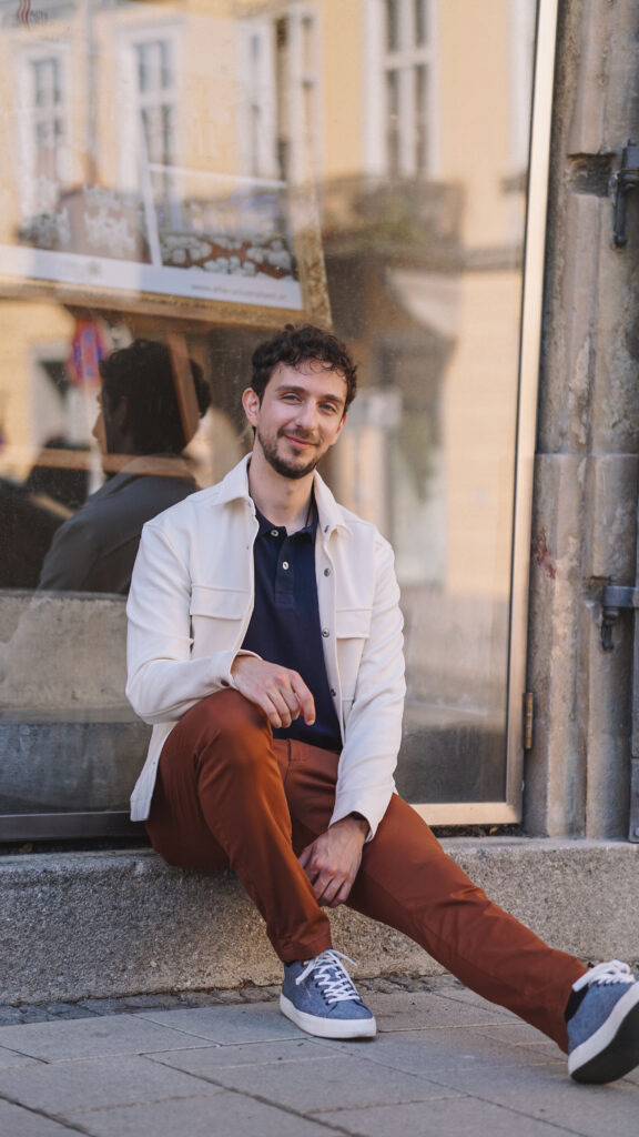 


Foto von Mann vor einem Schaufenster in der Altstadt von Graz 