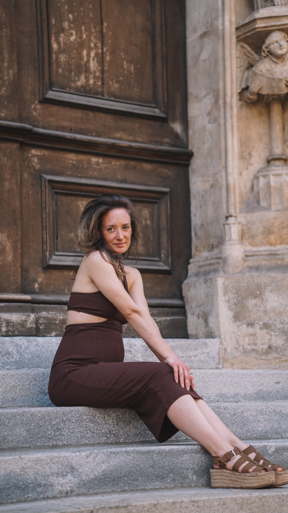 Schwangere Frau auf Treppe in Graz
