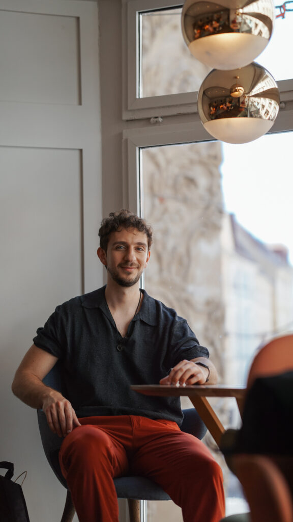 Indoor Portraitfoto von Mann im Café Sorger in Graz