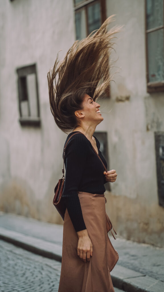 Foto von Frau mit fliegenden Haaren in der Altstadt von Graz