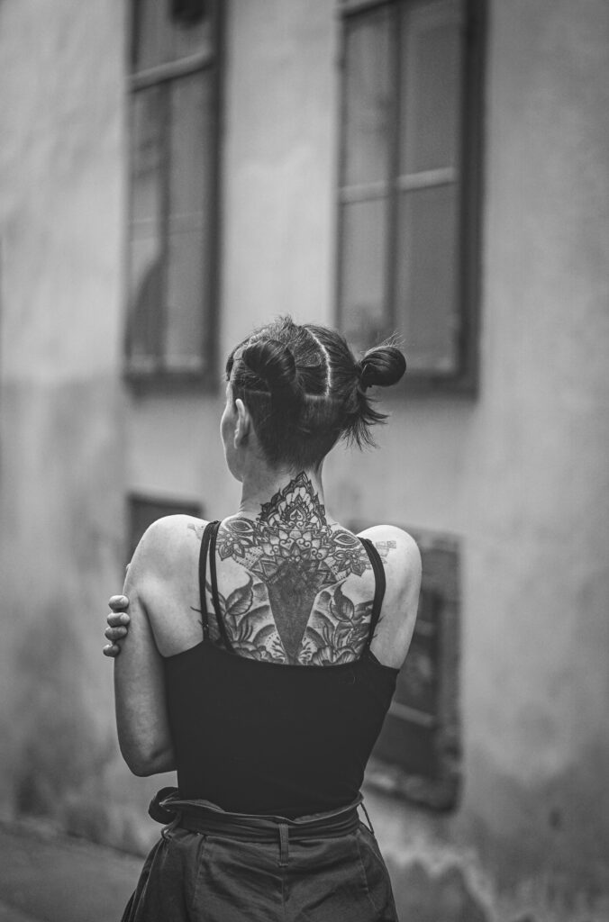 Fotoshooting in Graz von Frau mit Tattoos, schwarzweiß Foto