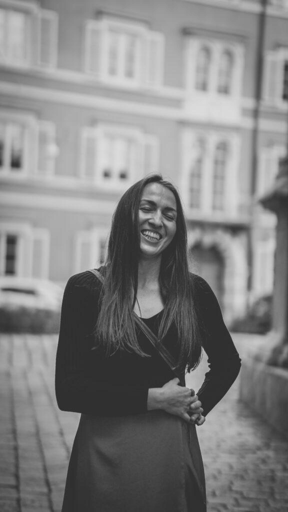 Schwarzweiß Portrait von lachender Frau in Graz