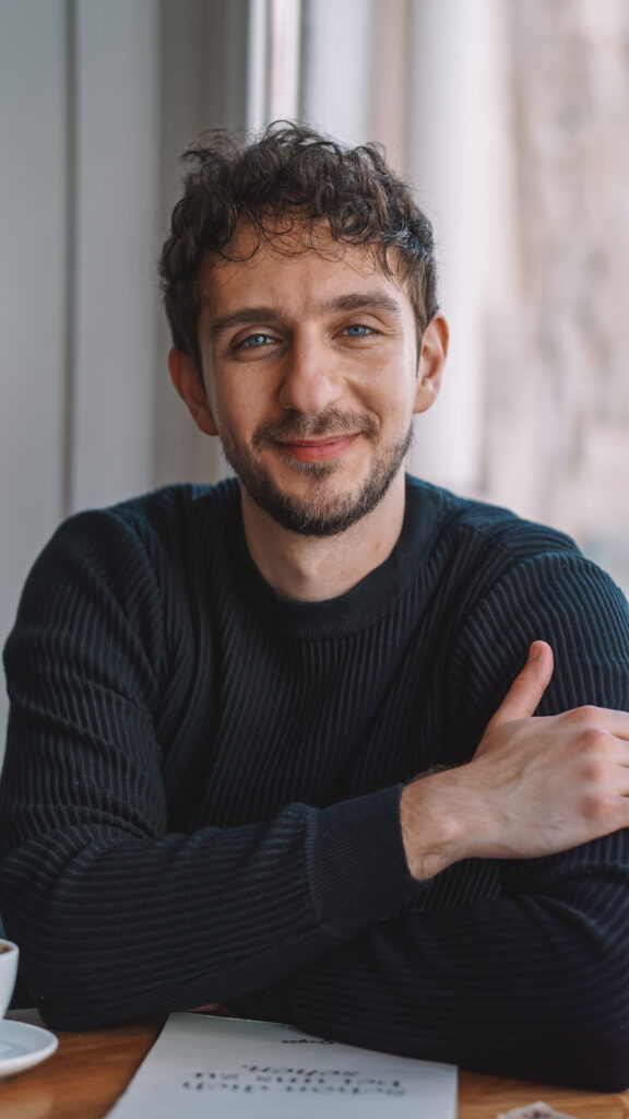 Portraitfoto von einem Mann im Cafe Sorger in Graz 