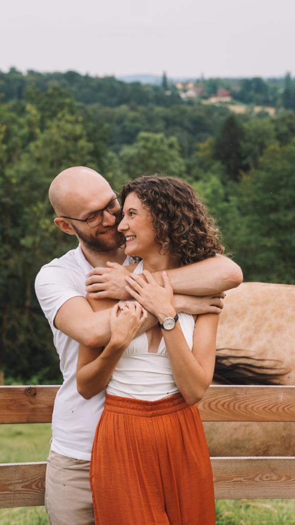 Süßes Portraitfoto von einem Paar, Mann umarmt Frau von hinten