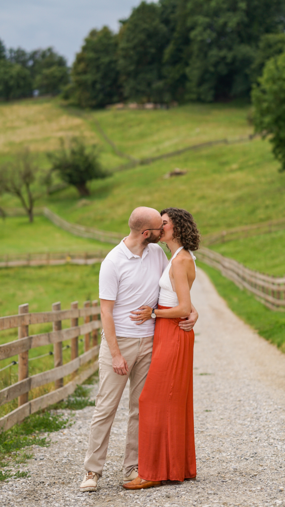 Mann küsst Frau in idyllischer Landschaft in Lustbühel in Graz