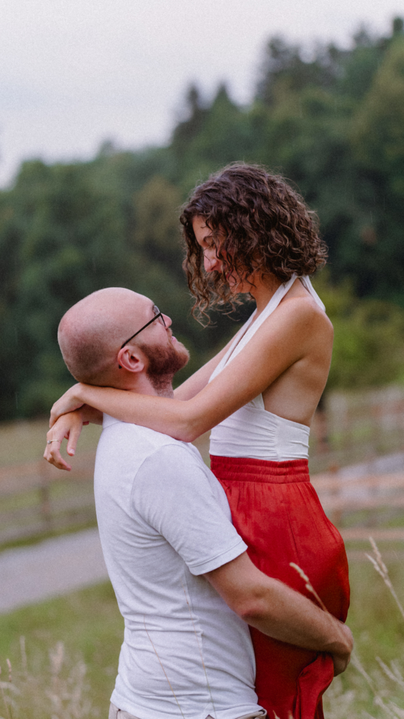 Mann hebt Frau hoch, Paarportrait in Graz 