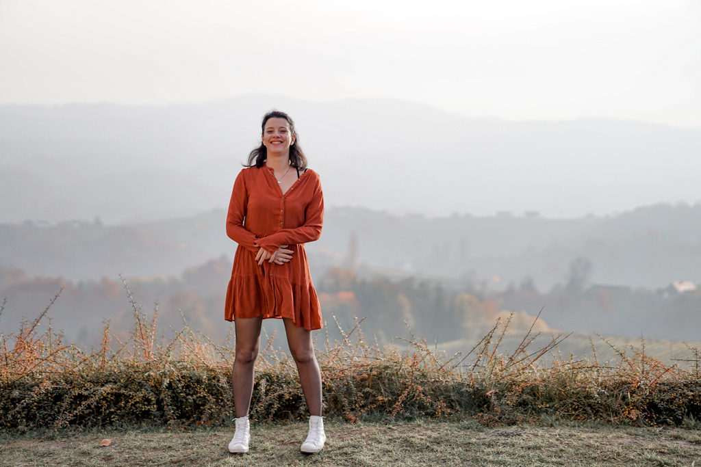 Ganzkörperportrait von einer Frau in der Südsteiermark