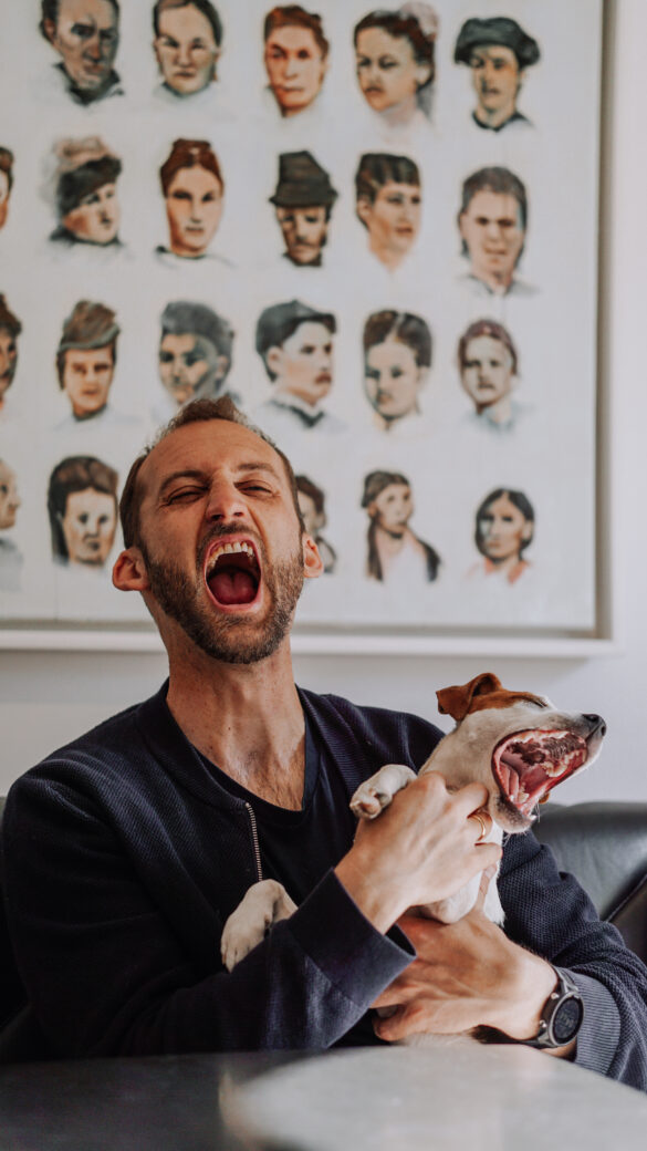 Portraitfoto von Mann mit Hund im Café Kai 36 in Graz