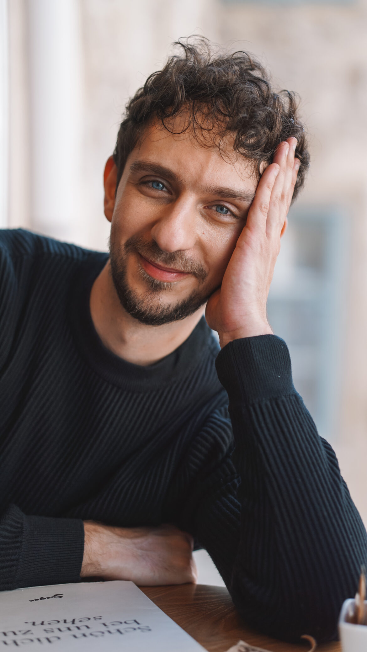 Schönes Portraitfoto im Café Sorger in der Sporgasse