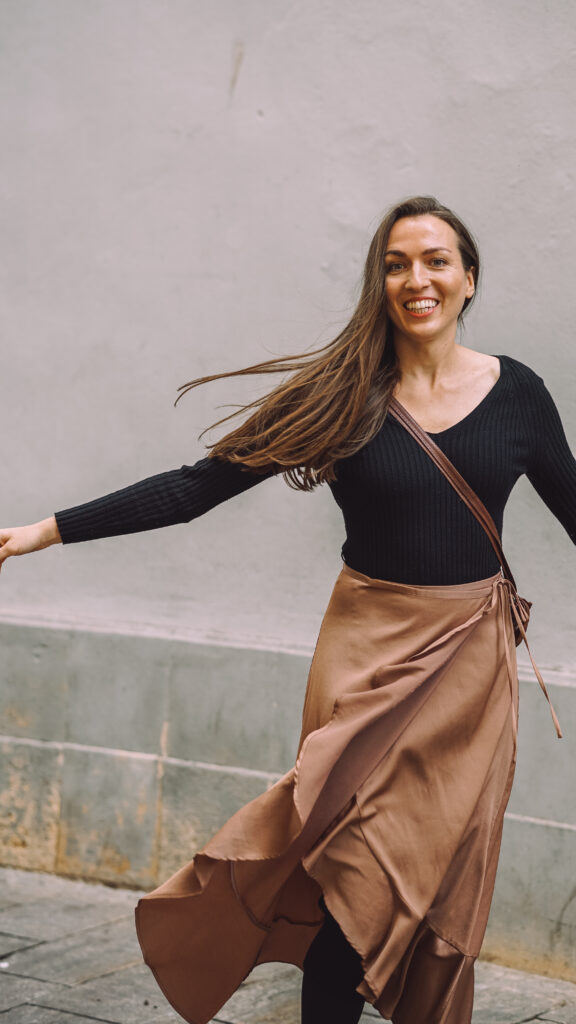 Authentisches Foto von Frau, die sich dreht 